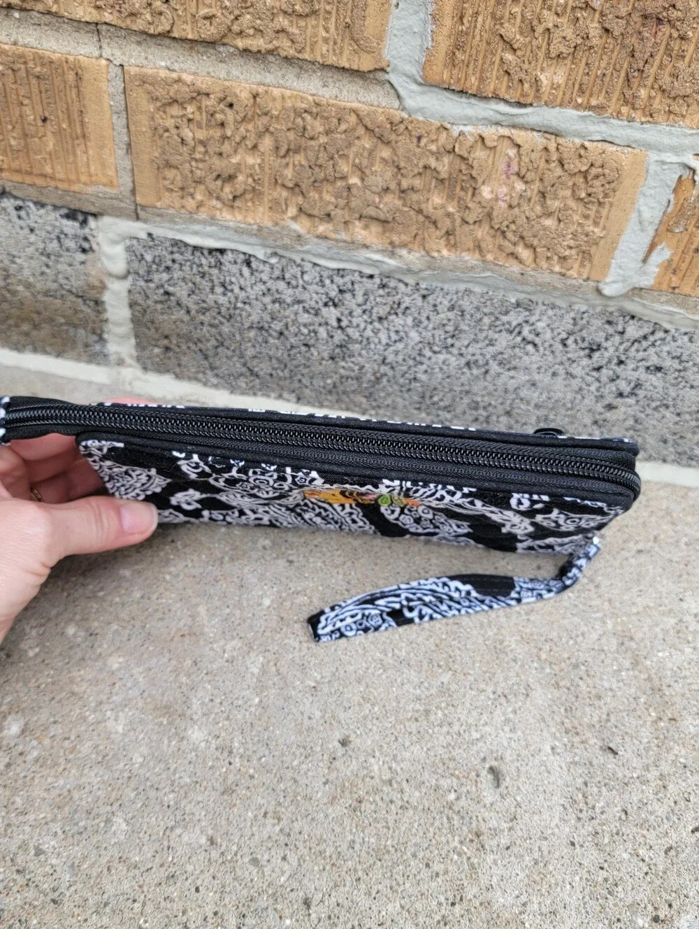 Vera Bradley Black & White Paisley Chicago Blackhawks Wristlet Wallet - Picture 5 of 10